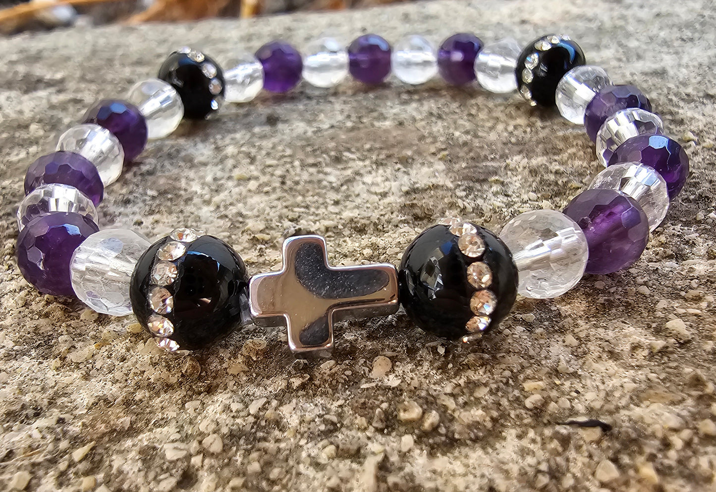 Bracelet Onyx, Améthyste & Cristal du Brésil – Croix en Hématite