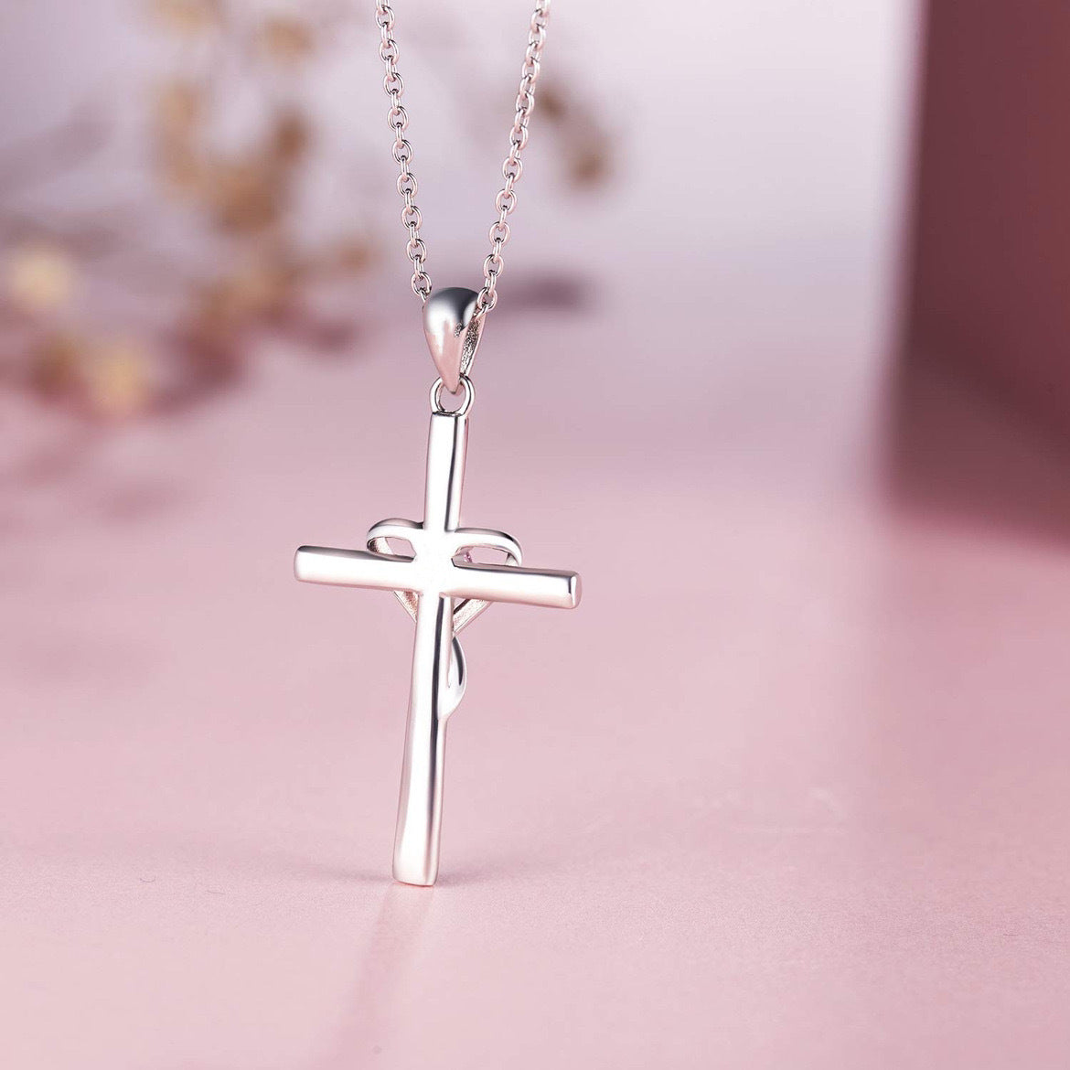 Collier pendentif croix en forme de cœur