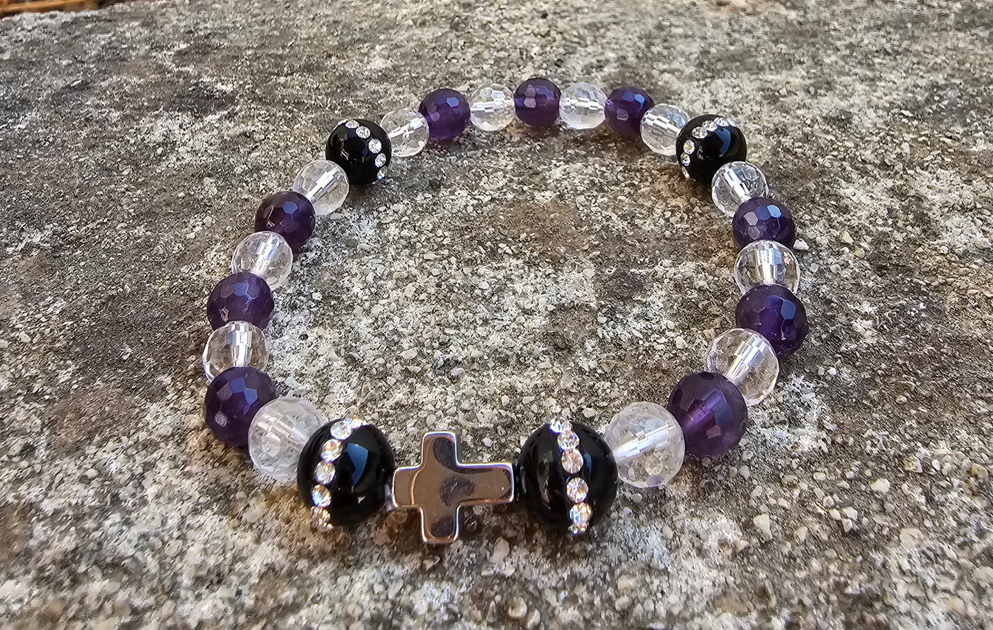 Bracelet Onyx, Améthyste & Cristal du Brésil – Croix en Hématite
